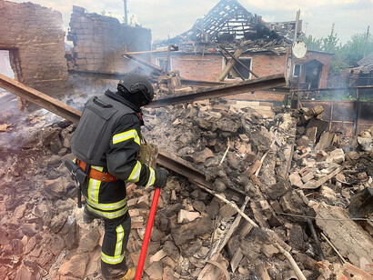 Destrucción en la ciudad de Vovchansk (región de Járkov, Ucrania) tras el bombardeo ruso. Cada avance o retroceso en el frente se mide en vidas jóvenes perdidas, mientras los discursos diplomáticos se vuelven ecos sin fuerza