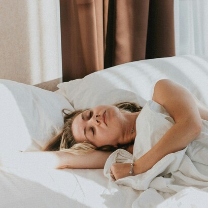 Nel sonno l’anima si libera dai limiti della materia, attraversando mondi sottili dove la coscienza si espande oltre la veglia