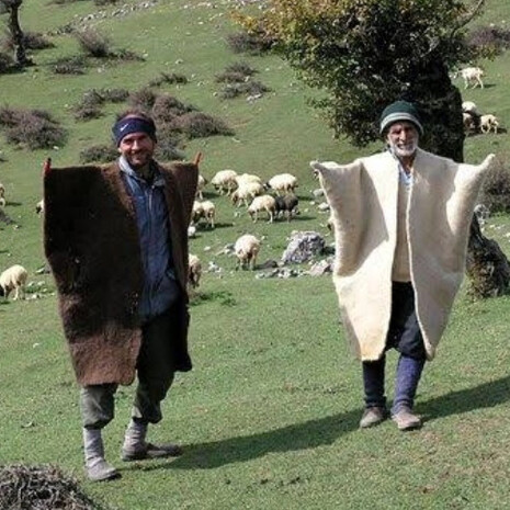 Il kepenek è un pesante mantello in feltro, tipico dei pastori dell’Anatolia, concepito come protezione essenziale contro le intemperie e simbolo di una vita legata alla terra e alla transumanza
