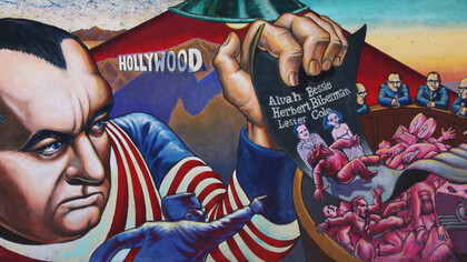 Sátira política del macartismo y el “red scare”. Desde la Guerra Fría hasta la actual rivalidad tecnológica, el temor geopolítico vuelve a proyectarse sobre América Latina en medio de disputas por influencia, datos e infraestructura estratégica