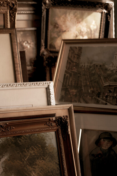 Los remiendos de la reparación eran evidentes en cada una de las esquinas: manchas de cemento que se desperdigaban como tentáculos en las paredes