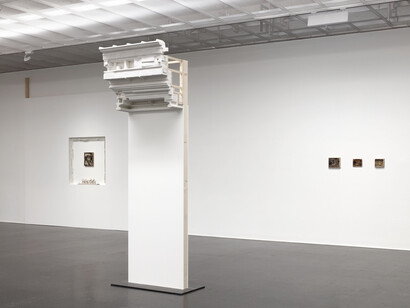 Georg Pin­terit­sch, Im dienst der zuge­hö­rig­keit, in der grup­pe der ech­ten jungs, sich so zu ver­hal­ten, wie es belohnt wird, ausstellungsansicht. Mit freundlicher genehmigung des Lentos Kunstmuseums