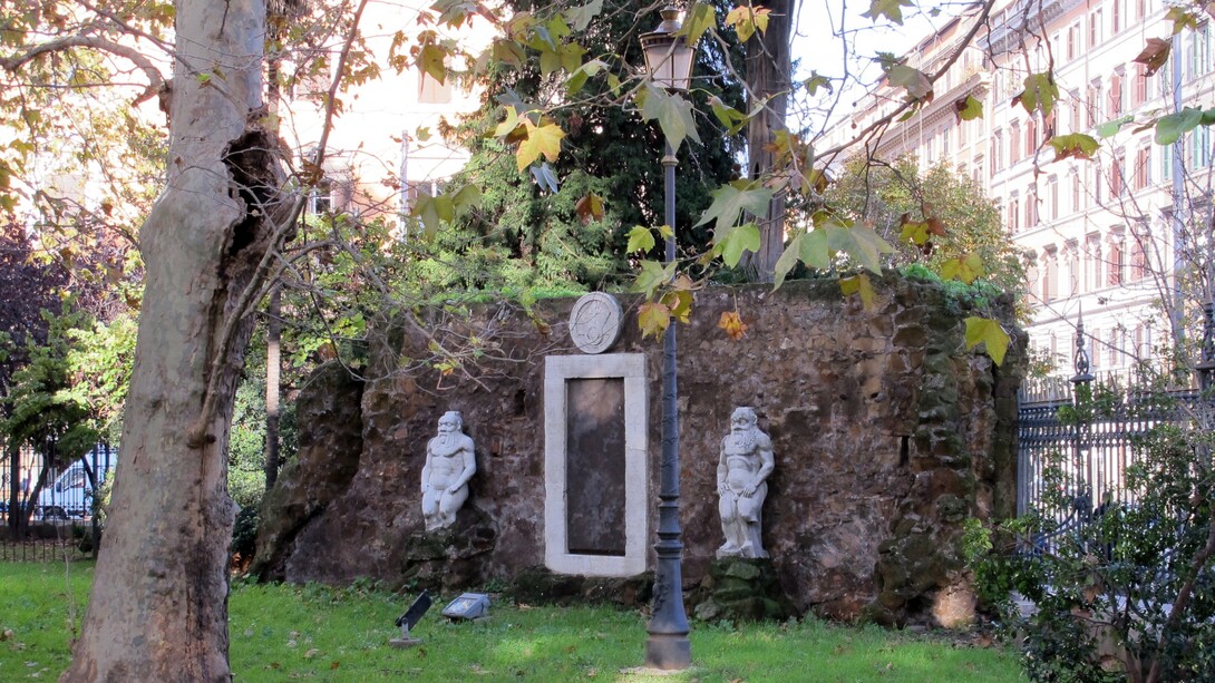 La Porta Alchemica, detta anche Porta Magica o Porta Ermetica o Porta dei Cieli, è un monumento edificato tra il 1655 e il 1681 da Massimiliano Savelli Palombara, marchese di Pietraforte (1614-1685), nella sua residenza, villa Palombara, sita nella campagna orientale di Roma sul colle Esquilino, più o meno in corrispondenza dell'odierna piazza Vittorio Emanuele II, nei cui giardini oggi è stata collocata. Roma, Italia