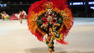 Apresentação do Boi Garantido, um dos bois-bumbás que competem no Festival Folclórico de Parintins, no Amazonas. Observa-se que os termos folclore e tradição foram caracterizados pela tendência do desaparecimento das manifestações antes que se apague da memória do povo. Para o pesquisador Luís da Câmara Cascudo, “uma manifestação é folclórica quando além de popular constitui-se em sobrevivência". O folclore seria, portanto, uma manifestação do passado no presente, ponto de vista encontrado também em Celso de Magalhães. Em outros termos, um conjunto de resíduos, de fragmentos e costumes e práticas culturais desaparecidas” 