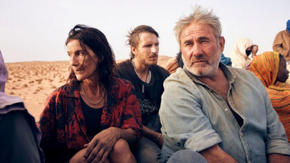 Sergi López, Joshua Liam Herderson, Stefania Gadda in una scena del film "Sirat", diretto da Oliver Laxe