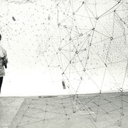 Gego installa Reticulárea 1981 [Reticular 
1981], Sala Gego, Galleria d'Arte Nazionale, Caracas, 1980. Per gentile concessione del Zentrum Paul Klee
