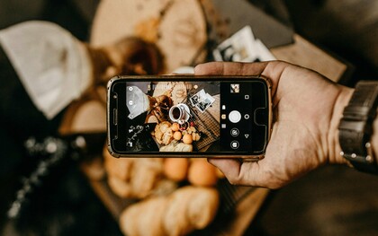 Homem tira foto para post a respeito de comida de restaurante. Um trabalho que até pouco tempo atrás era feito somente por críticos gastronômicos, especialistas que trabalham para veículos de comunicação e que faziam questão de visitar os restaurantes anonimamente, com grande compromisso com a imparcialidade, hoje já parece não ter mais tanta relevância