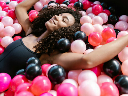 Ici, le toucher devient un langage : chaque mouvement dans la piscine de boules réveille l’enfance et l’éveil des sens