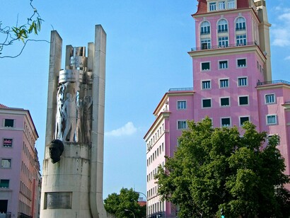 Monumento a Francisco Sá Carneiro no Porto, em Portugal. Advogado e político português, foi fundador e líder do Partido Popular Democrático (PPD), que mais tarde se tornou Partido Social Democrata (PSD). Foi também primeiro-ministro de Portugal por cerca de onze meses em 1980. Morreu no Atentado de Camarate, em 4 de dezembro de 1980, no exercício das suas funções