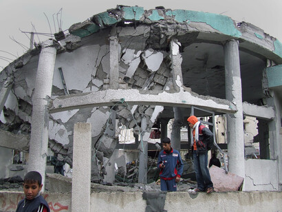 Jóvenes palestinos recorren las edificios damnificados tras el bombardeo del ejército israelita, enero de 2009