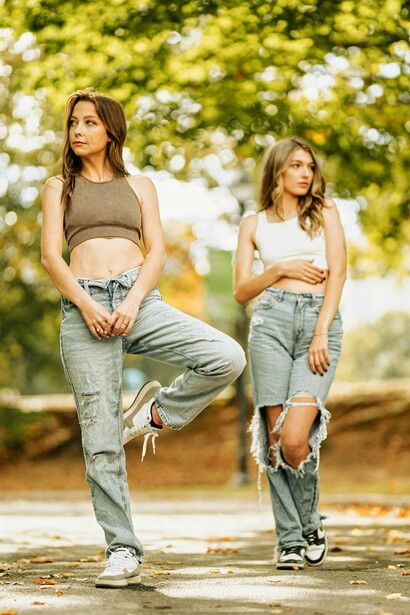 As tendências de moda para 2026 reflectem uma transformação profunda na forma como a sociedade se relaciona com o vestir. A ideia tradicional de tendência, associada a ciclos rápidos, consumo impulsivo e constante substituição do guarda-roupa, perde força perante um novo paradigma que valoriza consciência, funcionalidade e durabilidade. Em 2026, estar na moda não significa seguir todas as novidades, mas sim fazer escolhas informadas, alinhadas com valores pessoais, estilo de vida e responsabilidade ambiental

