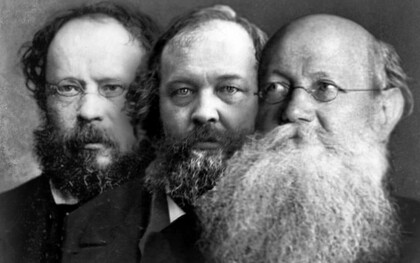Le teorie anarchiche di Bakunin, Proudhon e Kropotkin convergono nell’idea di una società libera dall’autorità statale, ma divergono sui mezzi e sulle forme di organizzazione, spaziando dal federalismo mutualista all’azione rivoluzionaria fino al comunismo anarchico. In copertina un collage con le foto di Bakunin, Proudhon e Kropotkin