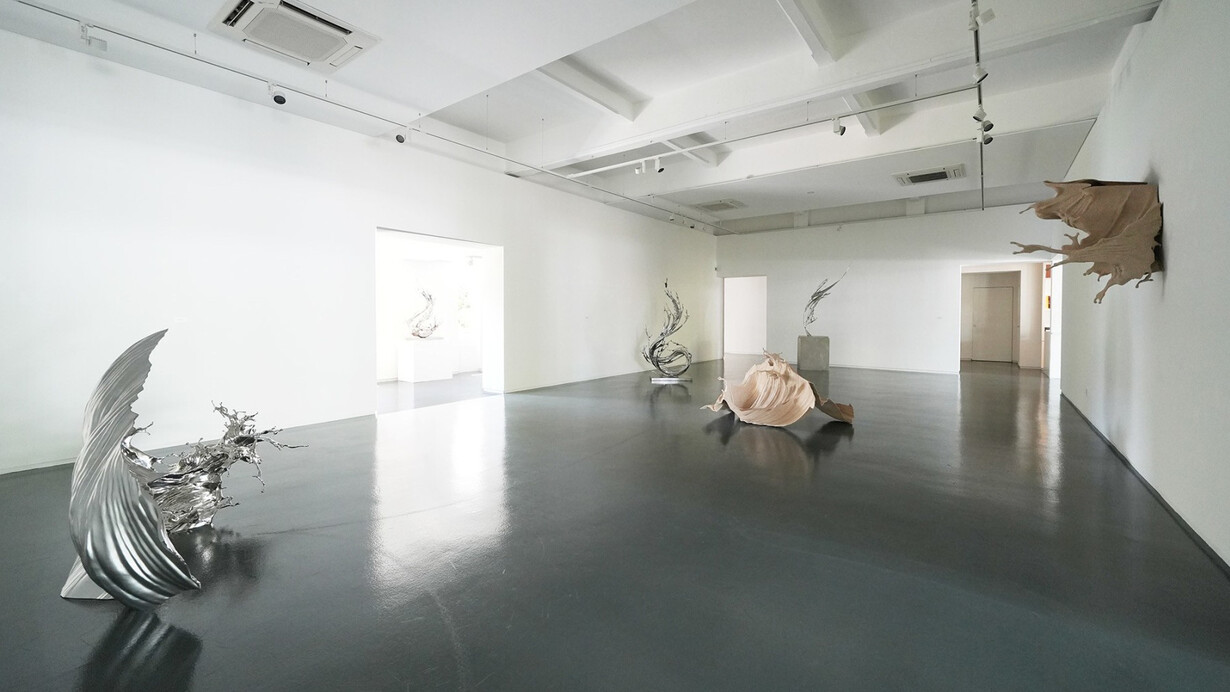 Zheng Lu, The dry riverbed finds no thanks for its past, exhibition view. Courtesy of Sundaram Tagore