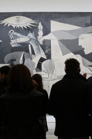 Visitatori del Museo Nacional Centro de Arte Reina Sofía osservano la "Guernica" di Picasso, Madrid, Spagna. 
È una continua Guernica, la forza. Stare in questa guerra mentre provi a dipingere armonia