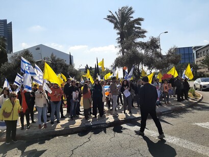 El cortejo fúnebre de la familia Bibas comenzó el 26 de febrero de 2025. El convoy partió de la Hevra Kadisha de Rishon LeZion hacia el cementerio de Tzahor. Acompañando la procesión fúnebre de Shiri Ariel y Kfir Bibas, quienes fueron asesinados  en el Centro Matam en Haifa, Israel