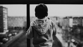 Vai em frente, garoto! Não tenha medo da vida, ela é como é, e você tem que fazer a sua vida ser como você quer que ela seja, mesmo que pelo caminho você cometa erros, e você cometerá muitos, mas todos te levarão para onde eu estou agora, paciência e pé na tábua, como eu já te disse tudo deu certo e continua dando, você vai realizar alguns sonhos e outros não, vai também fazer coisas que nem imaginou, espere e viverá a noite mais linda de sua vida!