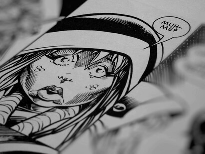 Primo piano di fumetto in bianco e nero: "Più che mai oggi, il fumetto dimostra che si può fare cultura anche partendo da una matita e un foglio bianco"