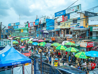 Au cœur de Lagos, un marché animé sous les parasols verts témoigne de la vitalité économique malgré les défis sécuritaires auxquels le Nigeria est confronté