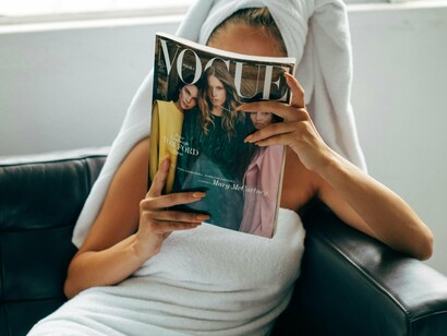 Ela é, antes de tudo, um processo coletivo de construção simbólica da realidade social. Assim, todo discurso carrega em si marcas das relações de poder que estruturam a sociedade. Cada enunciado é uma inscrição ideológica, o que significa dizer que os sentidos que circulam na linguagem não são naturais ou evidentes, mas sim construídos a partir das disputas entre diferentes grupos, classes ou instituições