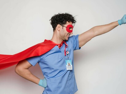 Um dos que condenaram os heróis foi o psicologo Fredric Wertham que nos anos 1950 escreveu A Sedução do Inocente com várias declarações paranóicas acusando os super-heróis de incitar a homossexualidade e o fascismo nos jovens. Ainda que ninguém mais leve a sério a acusação, vendo-a como exagerada, outros fizeram críticas similares, como os filmes de herói modernos terem um tom de apologia à política externa americana e serem assim propaganda ideológica disfarçada