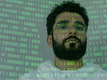 O retro-futurismo navega além da simples saudade. Svetlana Boym distingue entre "nostalgia restaurativa" (que busca reconstruir o passado) e "nostalgia reflexiva" (que usa o passado para questionar o presente) (Boym, 2001, p. 41). É nesta segunda categoria que o retro-futurismo revela seu potencial crítico


