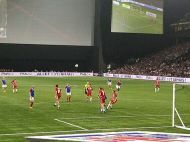 L’unité dans l’effort collectif : chaque mouvement sur le terrain devient un symbole du travail d’équipe et de la passion partagée, des valeurs intemporelles qui traversent les époques du sport