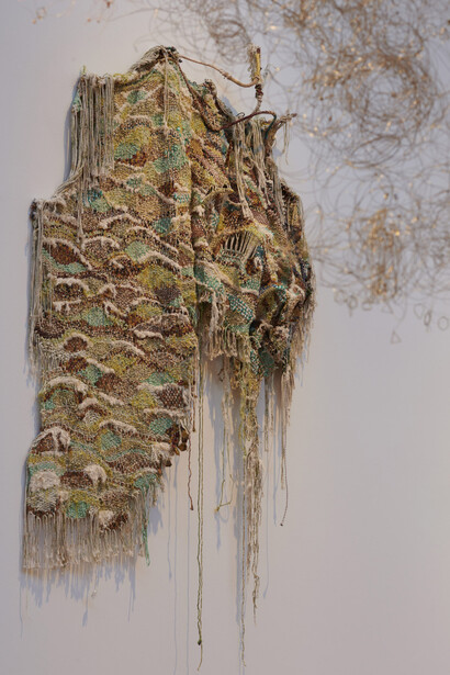 Igshaan Adams, Between then and now , vue de l'exposition. Avec l'aimable autorisation de Mudam