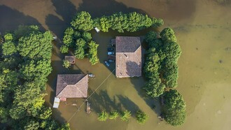 Una foto aerea di una casa completamente allagata e isolata a seguito dell'alluvione del maggio 2023 che ha colpito l'Emilia Romagna, Italia