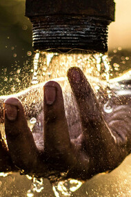 O ESG, abordando sustentabilidade ambiental, inclusão social e governança ética, é um critério estratégico na política brasileira. Apesar dos avanços, o país enfrenta desafios para implementar e monitorar eficazmente essas práticas