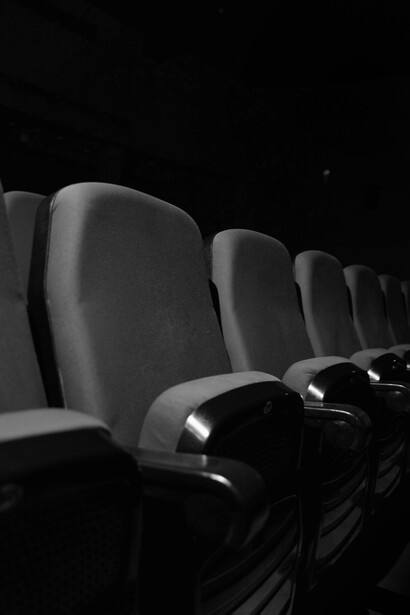 ¿Qué mierda está pasando? Como sea, en ese sitio ahora no hay nadie. Ni ahí ni en las otras butacas alrededor