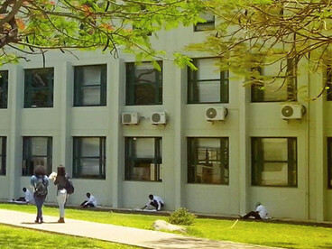 El estudio de las relaciones complejas entre sistemas de conocimiento, científicos y popular-comunitario-indígena, donde el conocimiento es una entidad viva donde confluyen epistemes en prácticas cotidianas donde lo humano y lo natural están íntimamente ligados.  Universidade Eduardo Mondlane, Maputo, Moçambique