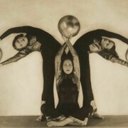 Arthur Benda, Der Tanz mit den goldenen Scheiben (La Danza con i dischi d’oro/The Dance with the Golden Disks), 1931,fotografia a colori/colour print, 24.5 x 30 cm, UniCredit Art Collection - The Fotografis Collection Bank Austria in comodato al / at the MdM Salzburg, riproduzione/reproduction Hubert Auer