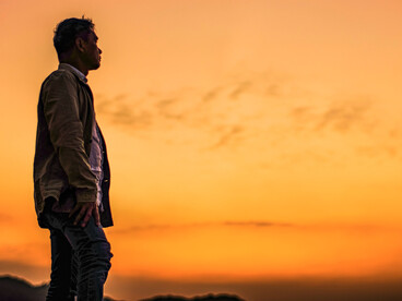 Lui s’imprègne de la douce chaleur des rayons timides du soleil pour se redécouvrir et renouer son dialogue avec le monde