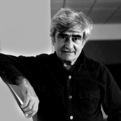 Alberto Burri è stato un artista italiano del Novecento, noto per l’uso innovativo di materiali poveri come sacchi, legni e plastiche nelle sue opere