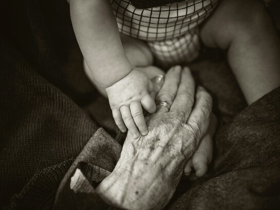 Ogni generazione pensa di aver vissuto l’epoca più difficile, ma solo confrontandosi si scopre che ogni tempo ha avuto le sue sfide e le sue opportunità