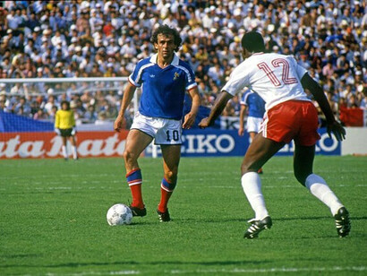 Un moment suspendu dans le temps lors d'un match en Allemagne en 1982. Platini et Battiston, l'image d'une fraternité inaltérable, où chaque geste transcende le jeu