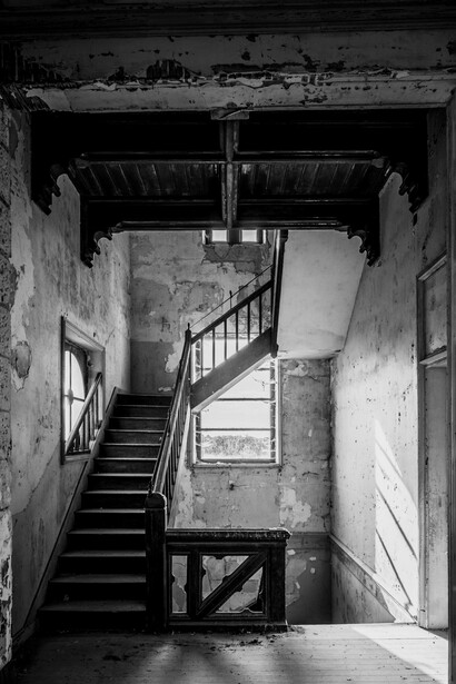 La puerta estaba abierta, quizá había sido obra del viento o de alguno de los gatos negros que vivían en el lugar