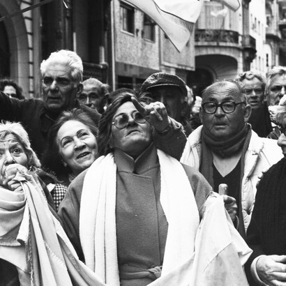 Norma Plá liderando la lucha de los jubilados que marchan a la sede de la Organización de Estados Americanos en Buenos Aires, Argentina, 1991