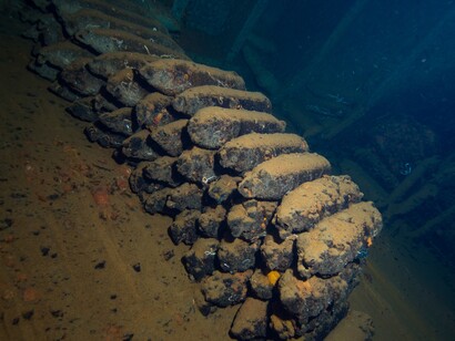 La nave fu affondata dal suo stesso capitano italiano nel 1940 per evitare che cadesse in mani britanniche durante la Seconda Guerra Mondiale. Nella foto: bombe nel relitto della nave