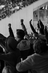 Estádio de futebol em dia de jogo. Sinto que o futebol que tanto me apaixonou, com as suas histórias épicas, rivalidades históricas e figuras míticas, já não existe da mesma forma. A mudança no mercado, especialmente com a entrada de investidores árabes e a crescente globalização do desporto, aceleraram uma transformação que, ao meu ver, está a matar a verdadeira essência do futebol. O espetáculo deixou de ser o coração de tudo, e o que mais me incomoda é que, ao longo do tempo, perdemos muito mais do que alguns contratos milionários