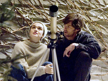 La regia di Darren Aronofsky unisce immagini suggestive, simbolismo profondo e una colonna sonora ipnotica che amplifica l’impatto emotivo. In foto Rachel Weisz e Hugh Jackman in una scena del film