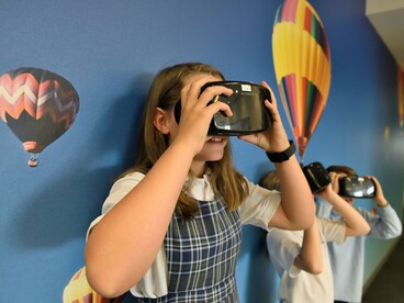 Le tensioni generazionali nascono quando una generazione giudica l’altra con i propri strumenti mentali, dimenticando che ogni epoca richiede un diverso modo di sopravvivere