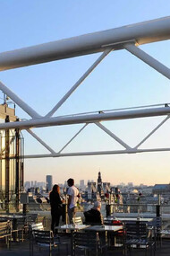 Terrasse du Centre Pompidou, Paris. Sur ce balcon, avec une si belle vue, il y a eu des conversations interminables sur l'urgence de voir