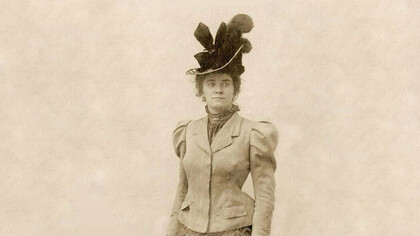 In copertina una foto di Beatrice Hastings. Beatrice Hastings fu molto più di una musa: fu scrittrice, giornalista e intellettuale dall’animo ribelle e anticonformista