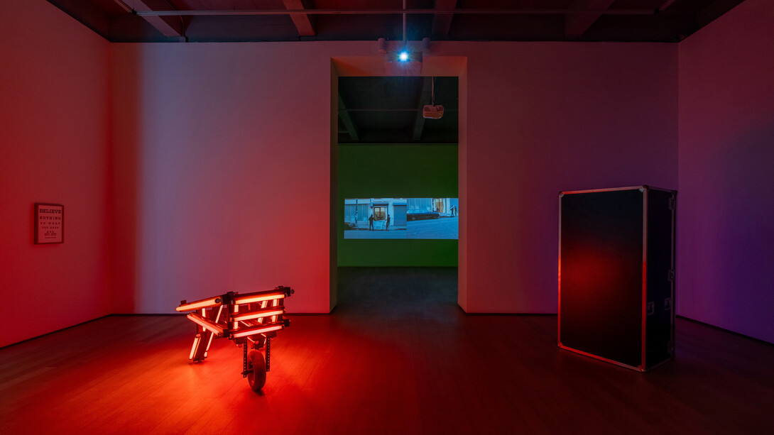 Iván Navarro, Light years, vue de l'exposition. Avec l'aimable autorisation de Templon