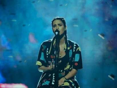 Maro em seu show. Nesse sentido percebe-se o quanto a artista é dedicada e estudiosa da música. Conseguindo recuperar uma essência perdida pelo Pop Brasileiro ligado as letras bem compostas e com ligações bem elaboradas com a dia a dia Compareci no show da cantora aqui em SP no Tokio Marine Hall no dia 1º de Novembro. Tendo a presença de dois instrumentistas ilustres com uma habilidade incrível no violino. Atingindo notas incríveis e com amplo conhecimento do instrumento em que tocavam. Teve a presença de um cantor indie muito promissor com nome de Pedro Altério, de que expôs um repertório bem composto, romântico e resgatando a essência perdida da música popular brasileira
