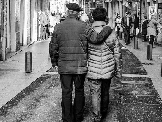 Quanta habilidade de relacionamento, quanto egoísmo abandonado, quanto perdão concedido, quanta gratidão manifestada e quantas renúncias oferecidas para que hoje pudessem se debruçar lado a lado, um em cada janela, a desfrutarem aquela tarde recheada de conversas e sorrisos