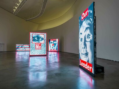Barbara Kruger, Another day. Another night, vista de exhibición. Cortesía del Museo Guggenheim Bilbao