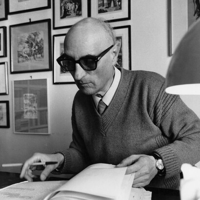 Esordì tardi, a 61 anni, con Diceria dell’Untore, romanzo che gli diede immediata fama e il Premio Campiello