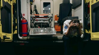 Burnout. O nome técnico é esse. Uma síndrome de esgotamento profissional reconhecida pela Organização Mundial da Saúde (OMS) desde 2019. É caracterizada por três dimensões: exaustão emocional, despersonalização e sensação de ineficácia. Mas isso, traduzido para o cotidiano, significa o seguinte: não é apenas estar cansado. É não conseguir mais. É levantar da cama com um peso no peito. É trabalhar no automático, sem brilho no olhar, sem vínculo, sem sentido